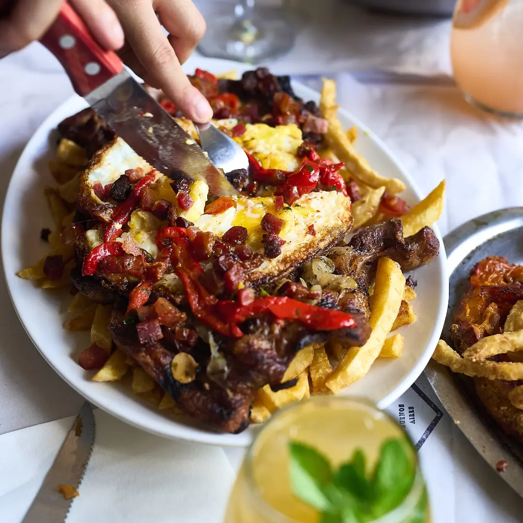 Papas con huevos fritos y panceta en Motín del Bajo